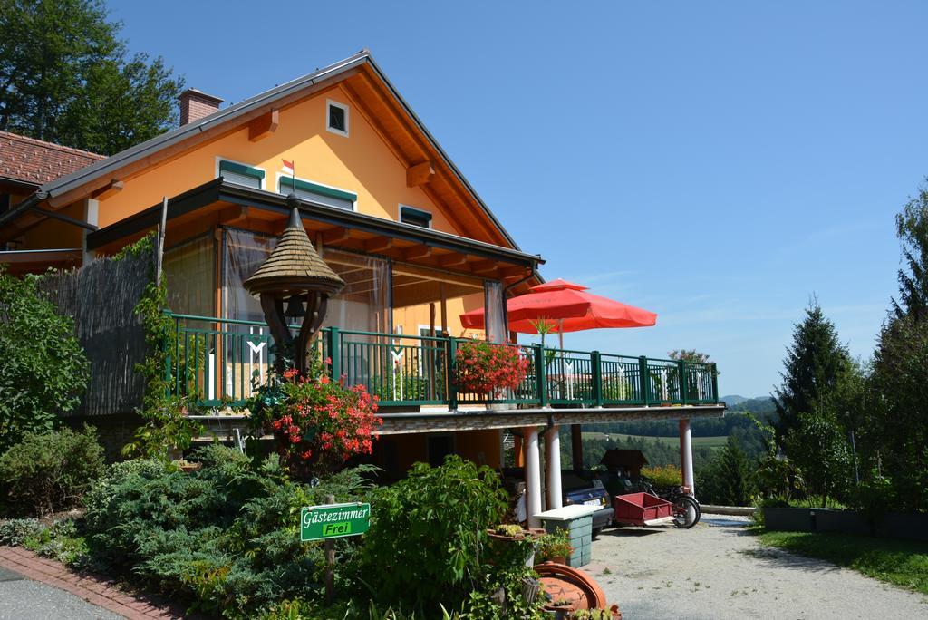 Gaestehaus Schmid Apartment Sankt Johann im Saggautal Exterior photo